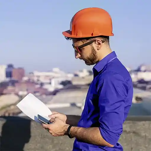 Proget zarządzanie mobilnością dla budownictwa, inżynier z planem budowy i urządzeniem mobilnym