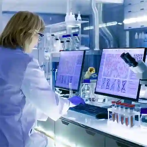 Proget zarządzanie mobilnością dla branży medycznej, pracownik labolatorium nad ekranem komputera z wynikami badań