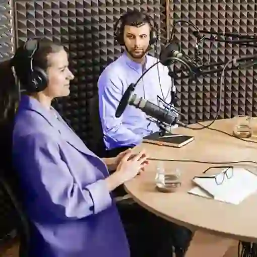 Proget zarządzanie mobilnością dla branży medialnej, pracownicy radia w studiu nagraniowym