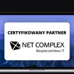 banner z ekranem laptopa, na nim logo firmy Net Complex i napis "certyfikowany partner"