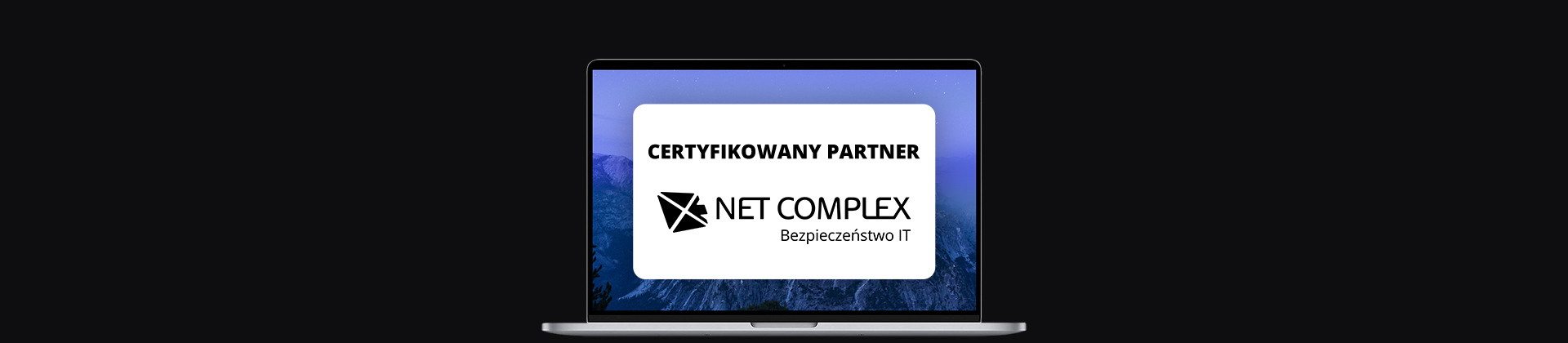 banner z ekranem laptopa, na nim logo firmy Net Complex i napis "certyfikowany partner"