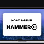 banner z ekranem laptopa, na nim logo marki HAMMER i napis "nowy partner"
