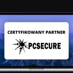 banner z ekranem laptopa, na nim logo firmy PC Secure i napis "certyfikowany partner"