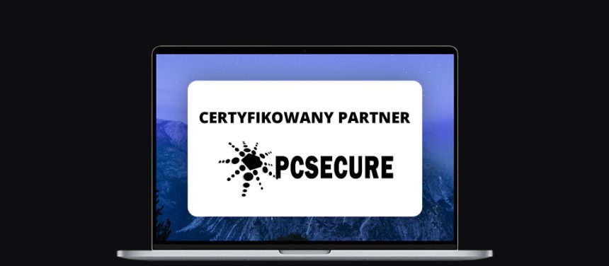banner z ekranem laptopa, na nim logo firmy PC Secure i napis "certyfikowany partner"