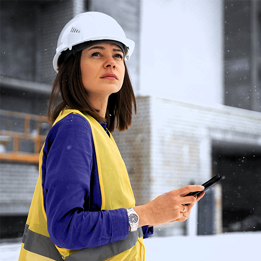 Proget zarządzanie mobilnością dla budownictwa, kobieta pracownik budowy z telefonem