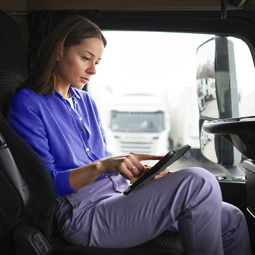 Proget zarządzanie mobilnością dla transportu i logistyki, kobieta z tabletem w ciężarówce