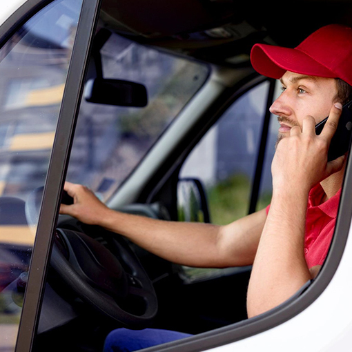 Proget zarządzanie mobilnością dla transportu i logistyki, kierowca ciężarówki rozmawia przez telefon
