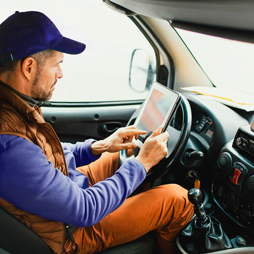 Proget zarządzanie mobilnością dla transportu i logistyki, kierowca ciężarówki z tabletem