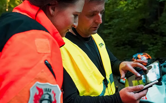 Proget zarządzanie mobilnością dla sektora publicznego, członkowie Ochotniczej Straży Pożarnej z tabletem