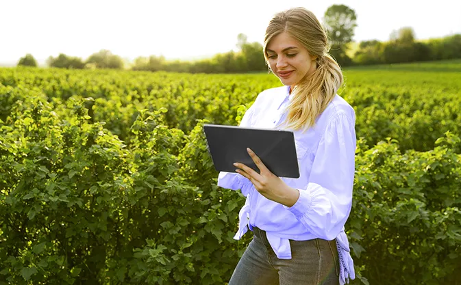 kobieta z tabletem w polu