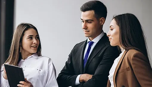 Proget zarządzanie mobilnością, pracownicy biurowi rozmawiają nad tabletem