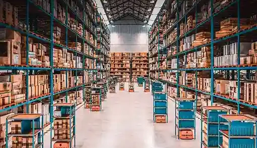 Proget zarządzanie mobilnością dla transportu i logistyki, widok na halę magazynową