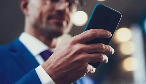 Proget zarządzanie mobilnością, mężczyzna z telefonem