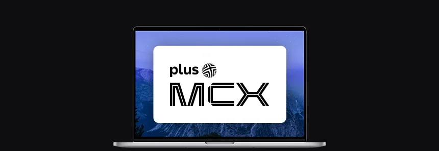 banner z ekranem laptopa, na nim logo projektu Plus MCX