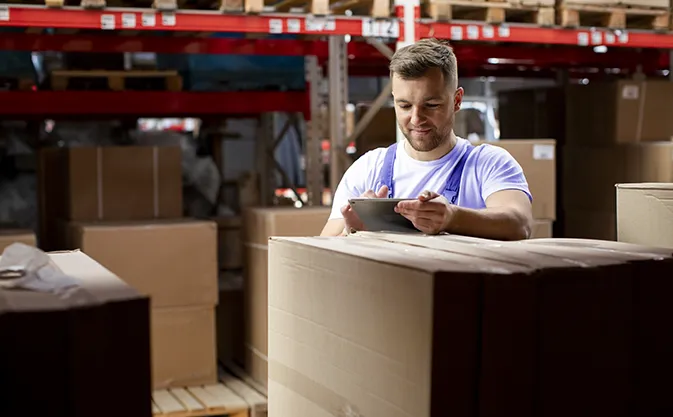 pracownik magazynu z tabletem