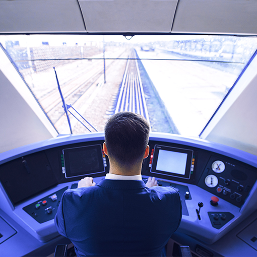 maszynista kierujący pociągiem