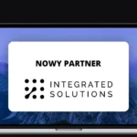 banner z ekranem laptopa, na nim logo firmy integrated solutions i napis "nowy partner"