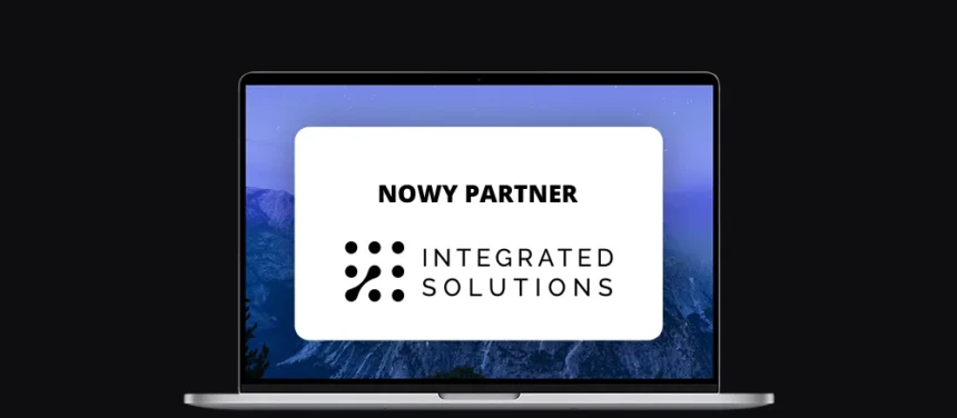 banner z ekranem laptopa, na nim logo firmy integrated solutions i napis "nowy partner"