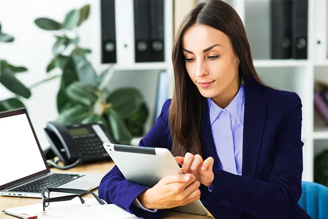 pracownica administracji z tabletem