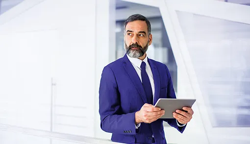 Proget zarządzanie mobilnością, mężczyzna z tabletem w nowoczesnym budynku rządowym