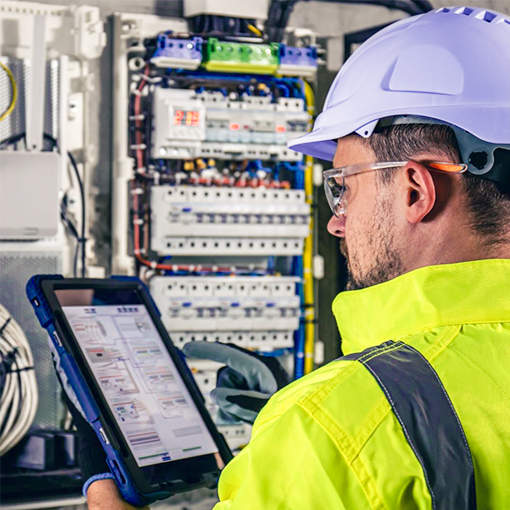 Proget mobility management for the installation industry, electrician with rugged tablet