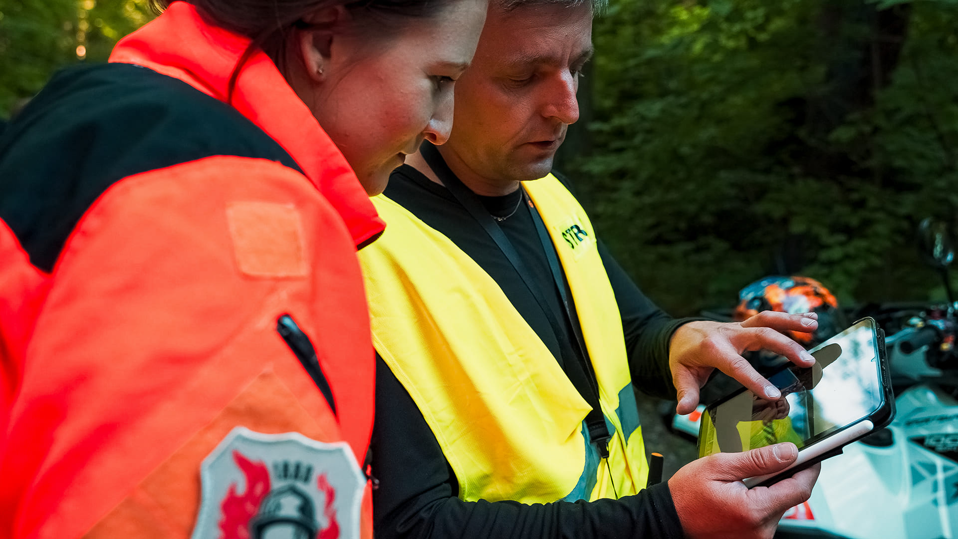 Proget mobility management for the public sector, members of the Volunteer Fire Department with a tablet