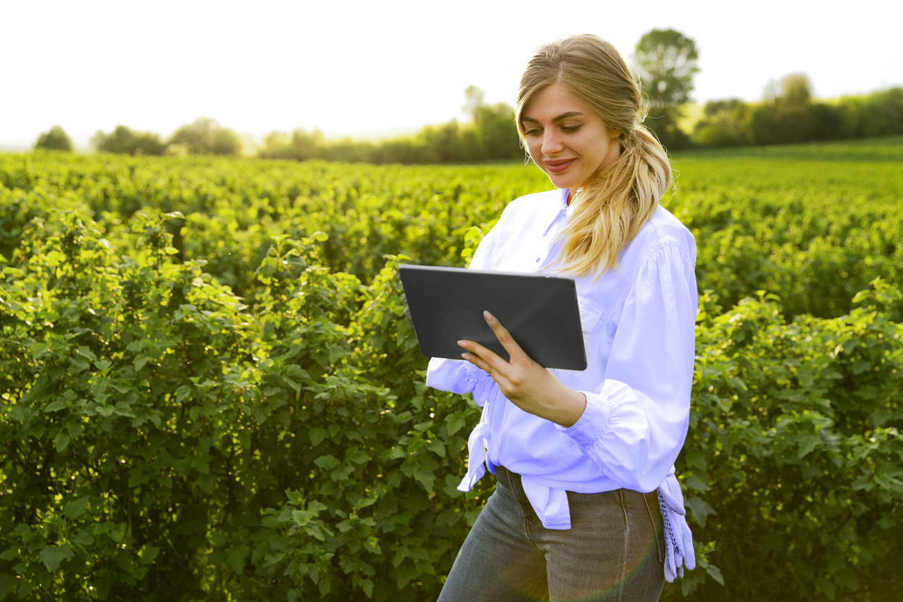 Proget mobility management for wholesale trade, woman with tablet in the field